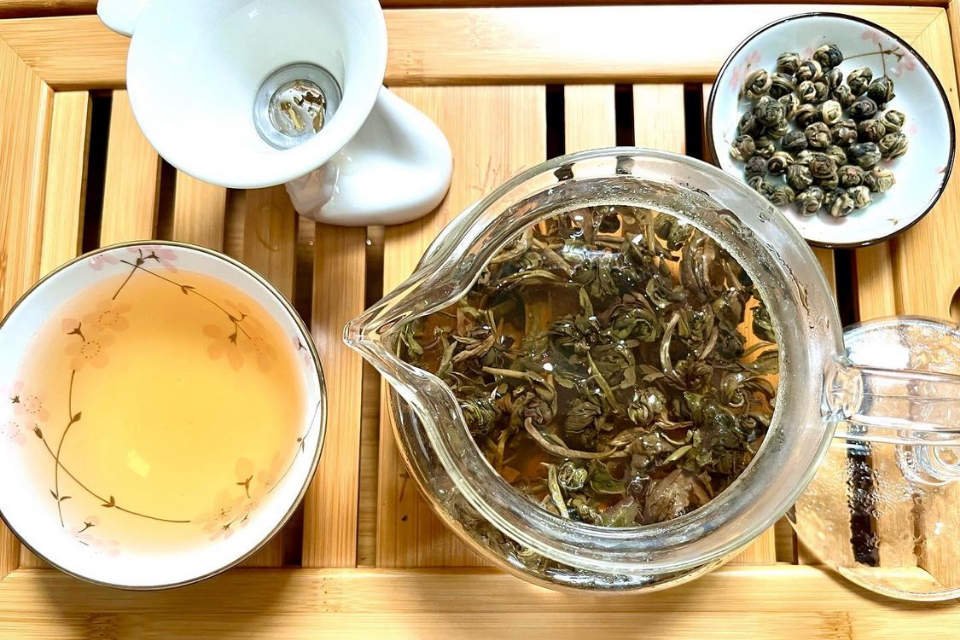 a glass with steeped jasmine pearls tea 